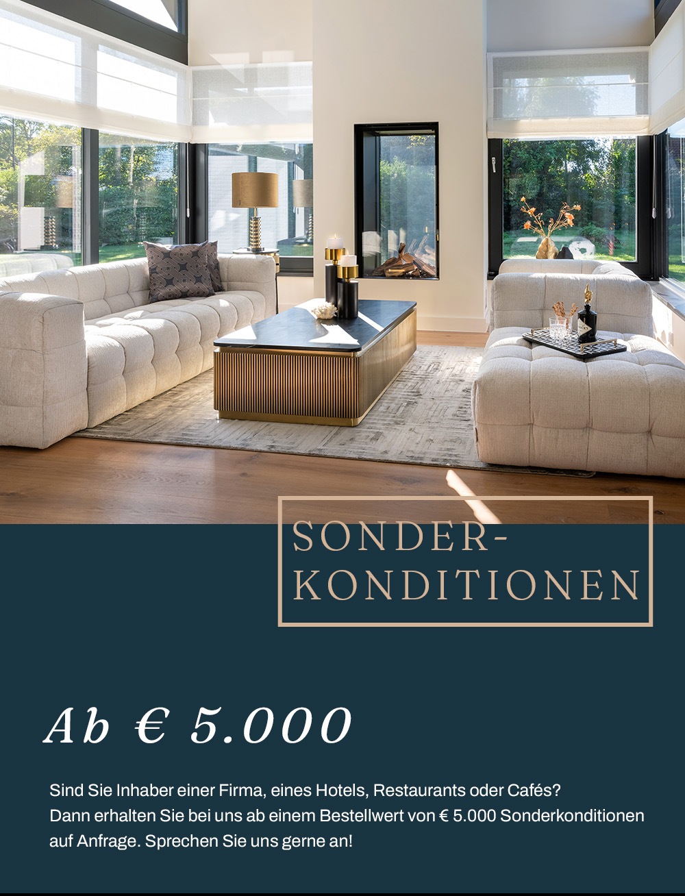 Modernes Wohnzimmer mit zwei weißen Sofas, einem Couchtisch und großen Fenstern. Text zu Sonderkonditionen ab 5.000 € Bestellwert.